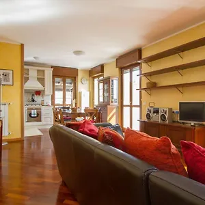 Bright House With 2 Bedrooms & A Unique Terrace , Bergamo Włochy